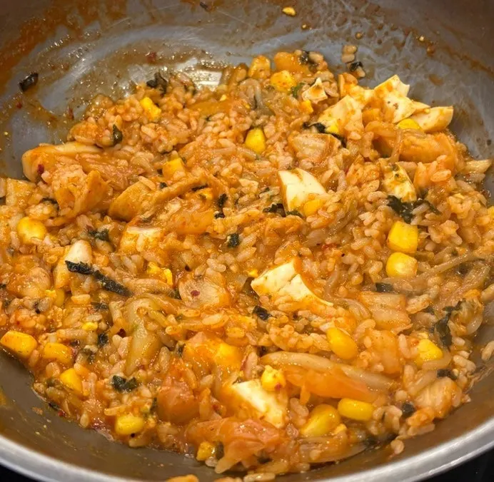 반으로 자른 삶은계란과 떡볶이 국물