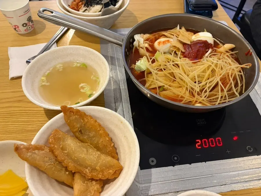 Table seating inside Hyeonseonine Yongsan Main Branch