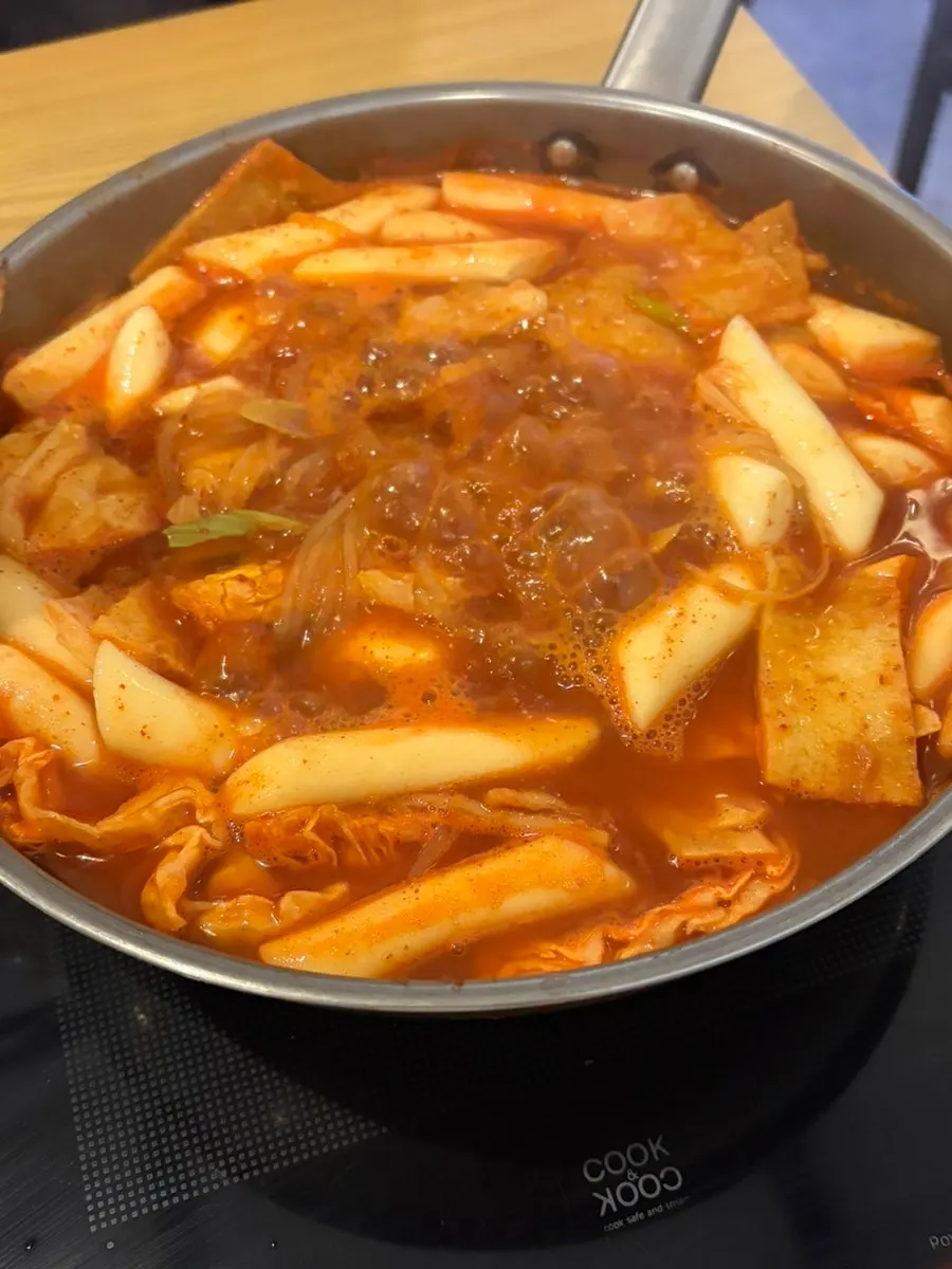 Rice cakes and fish cakes soaked in sauce