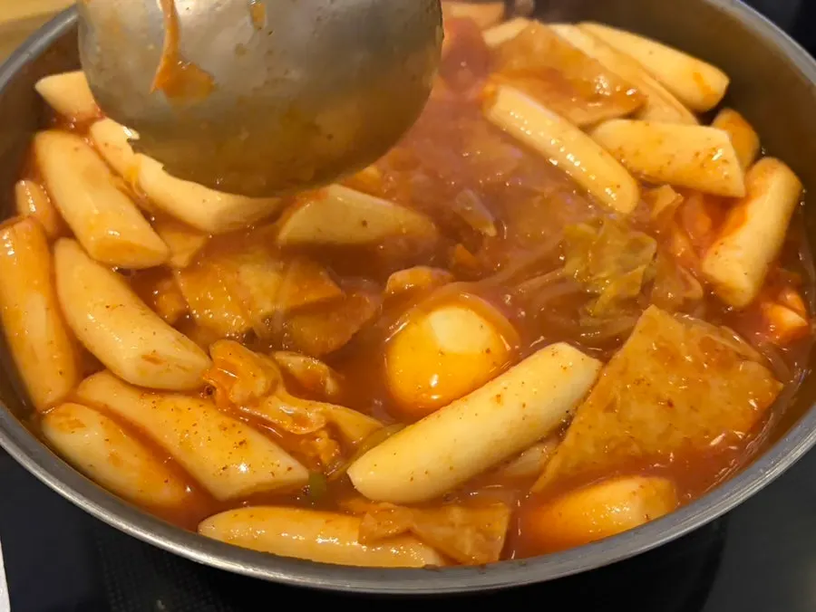 Yakki-mandu dipped in tteokbokki sauce