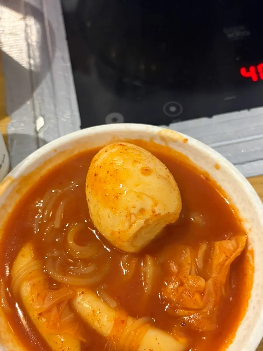 Self-fried rice made from the instant tteokbokki leftovers