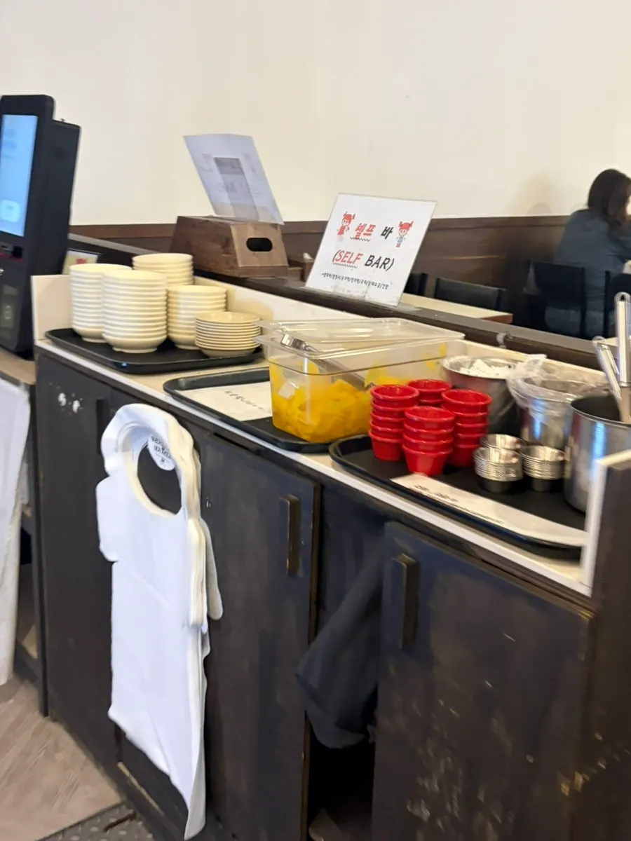 Overview of seating at Hyeonseonine Yongsan Main Branch