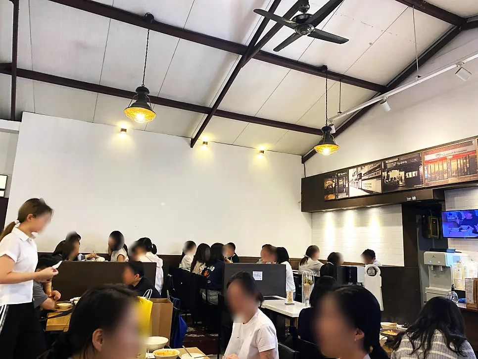 Busy weekend evening seating at Hyeonseonine Yongsan Main Branch