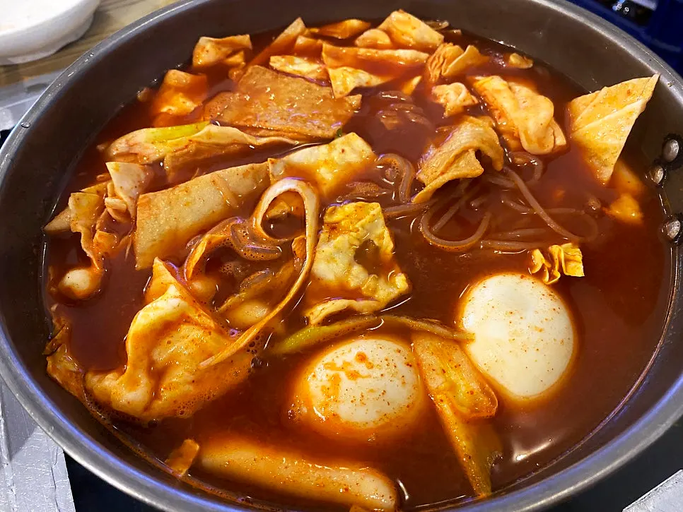 Crispy fried batter flakes added to the tteokbokki