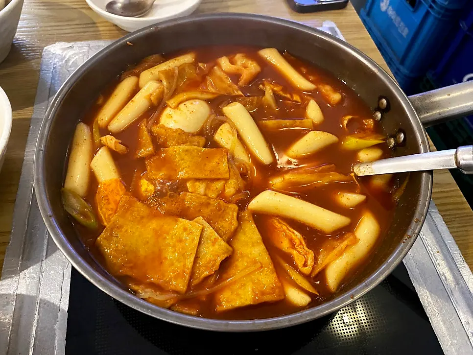 Instant tteokbokki boiling on the induction burner