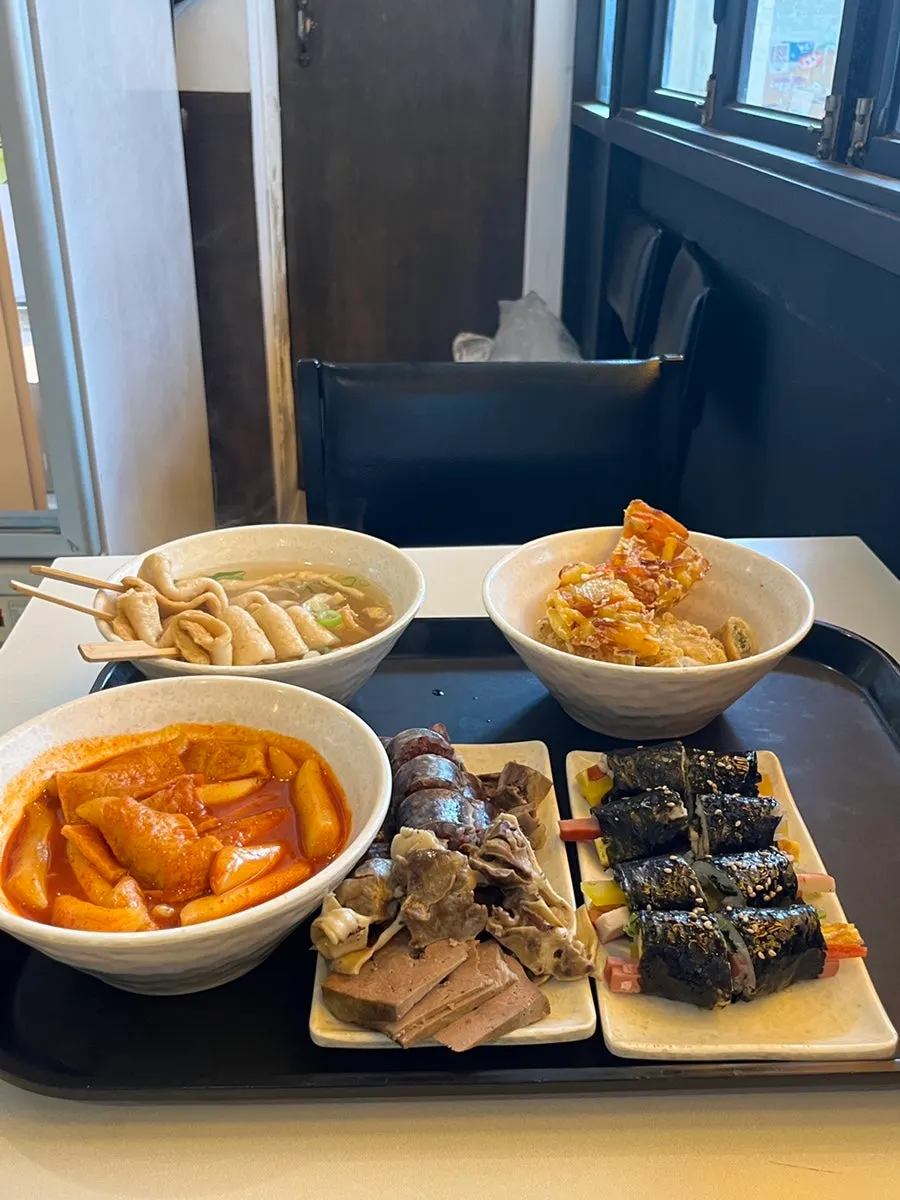 매장 입구 앞 주문 키오스크