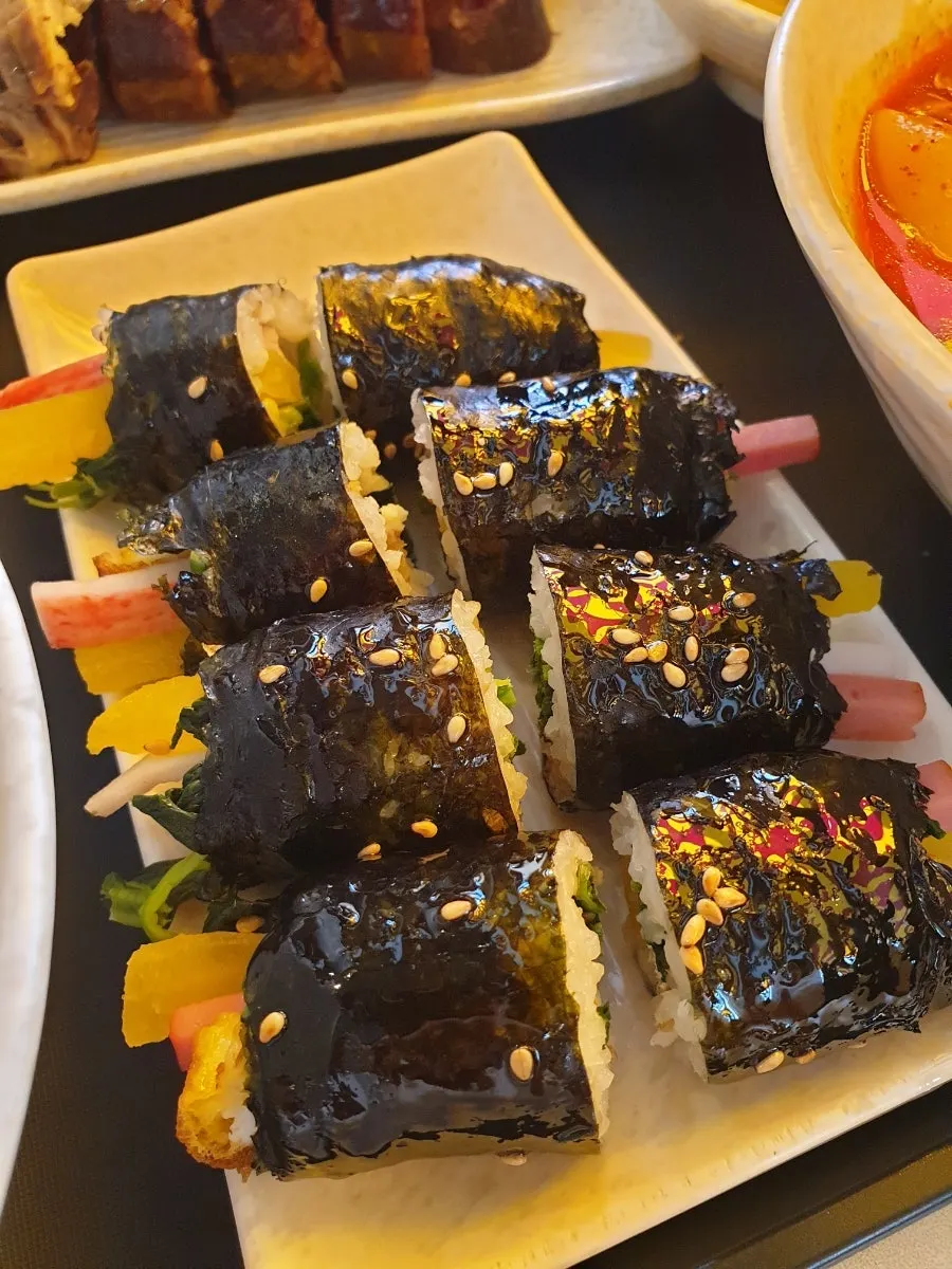 어묵꼬치와 물떡이 담긴 국물 그릇