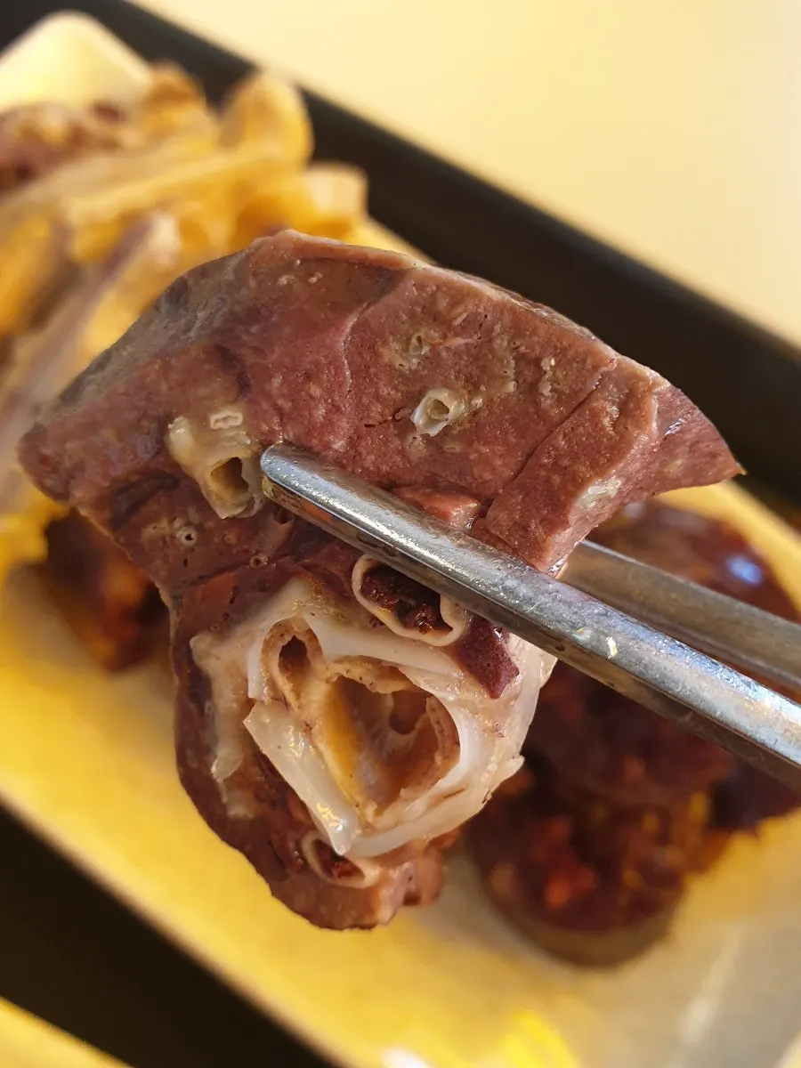 순대와 함께 놓인 떡볶이 냄비