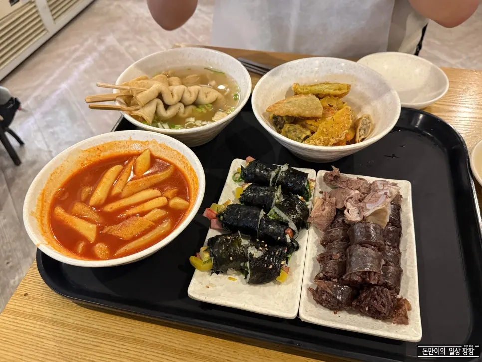 Five items in the combo: tteokbokki, sundae, fritters, gimbap, fish cake