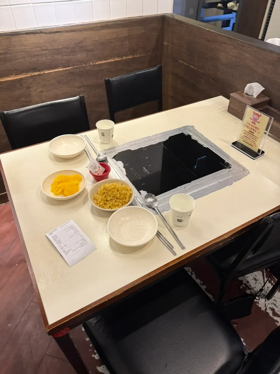 Spacious table good for eating instant tteokbokki
