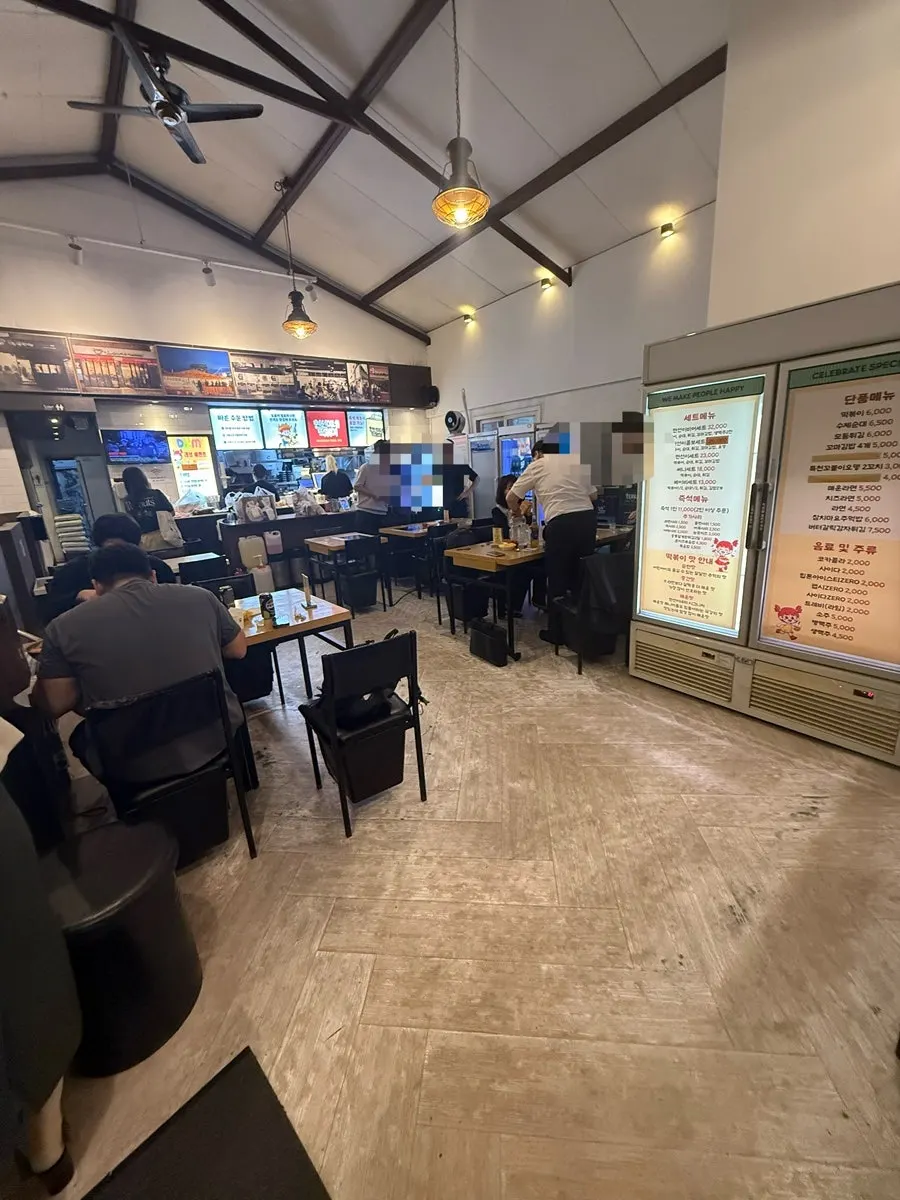 Hyeonseonine Yongsan Main Branch packed with customers