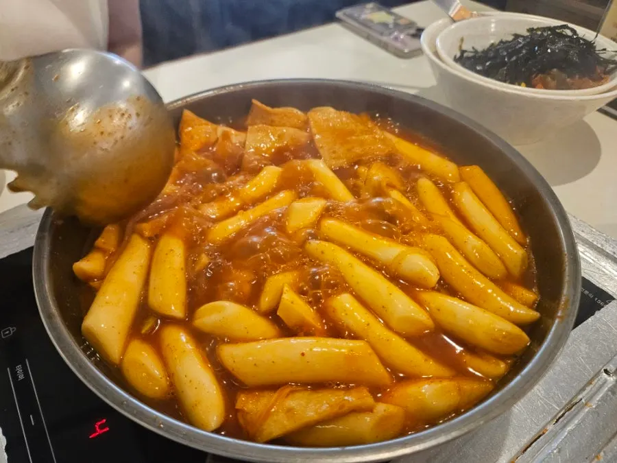 Hyeonseonine's instant tteokbokki starting to simmer