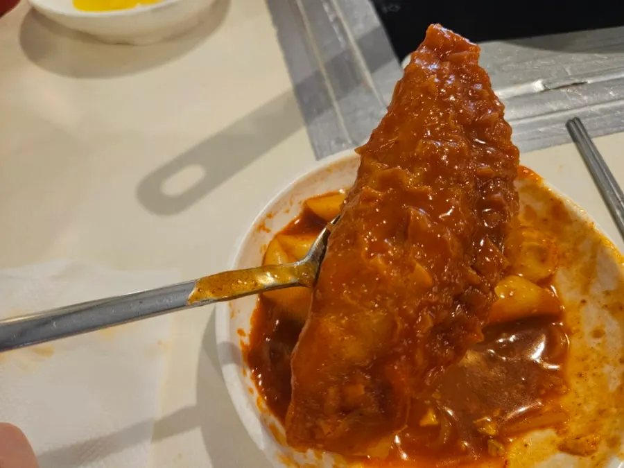 Yakki-mandu dipped in the tteokbokki broth