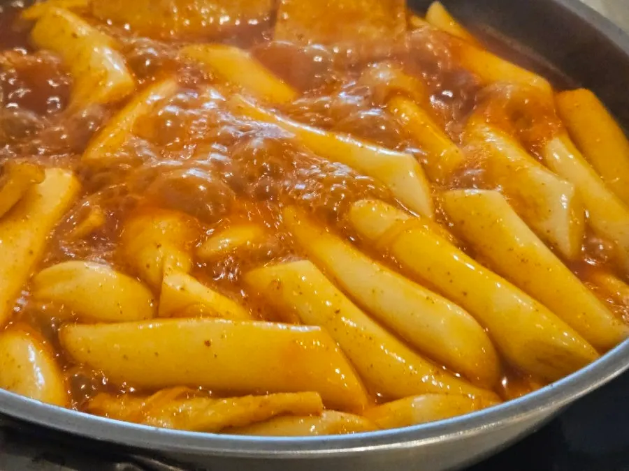 A meal of tteokbokki eaten at Hyeonseonine Yongsan Main Branch