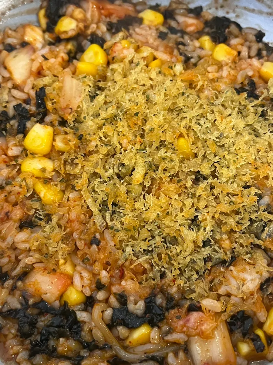 Fried rice with seaweed flakes and kimchi before mixing into the broth