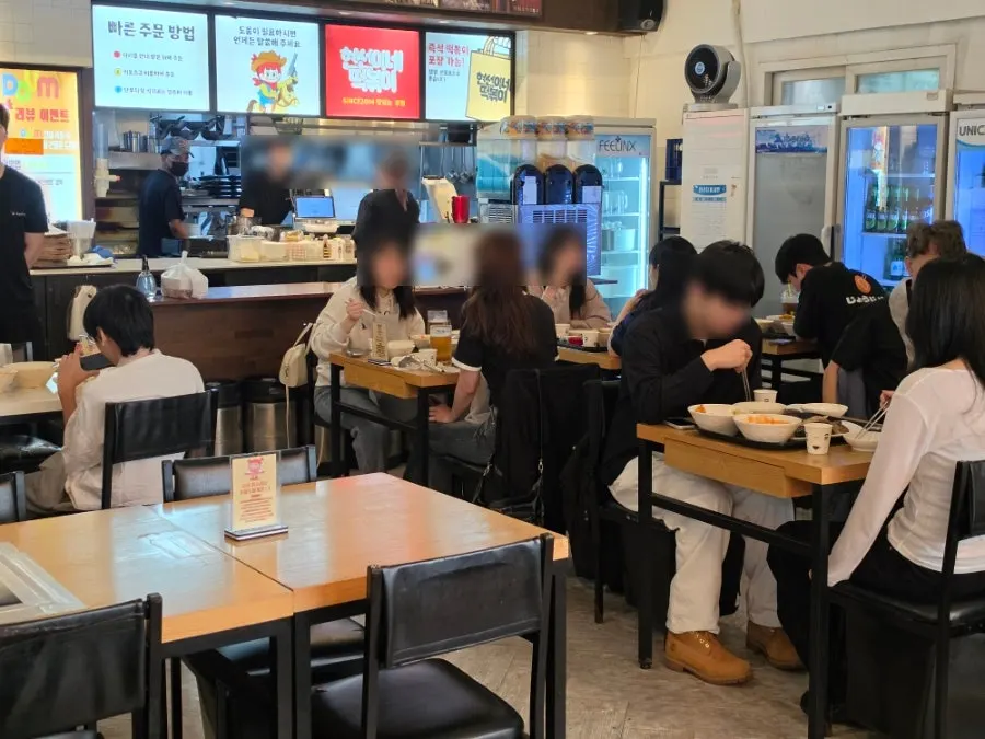 테이블이 넓게 놓인 현선이네 용산본점 내부