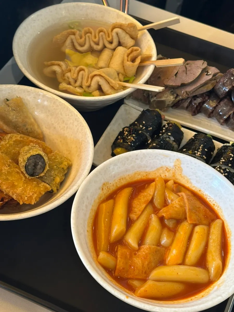 모자와 마스크를 쓴 직원들이 있는 주방