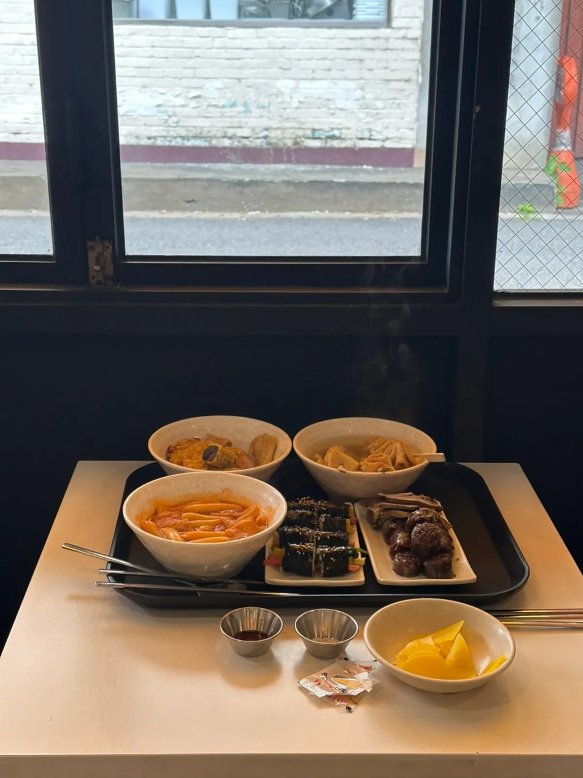 현선이네 용산본점 떡볶이와 곁들임 메뉴 상차림