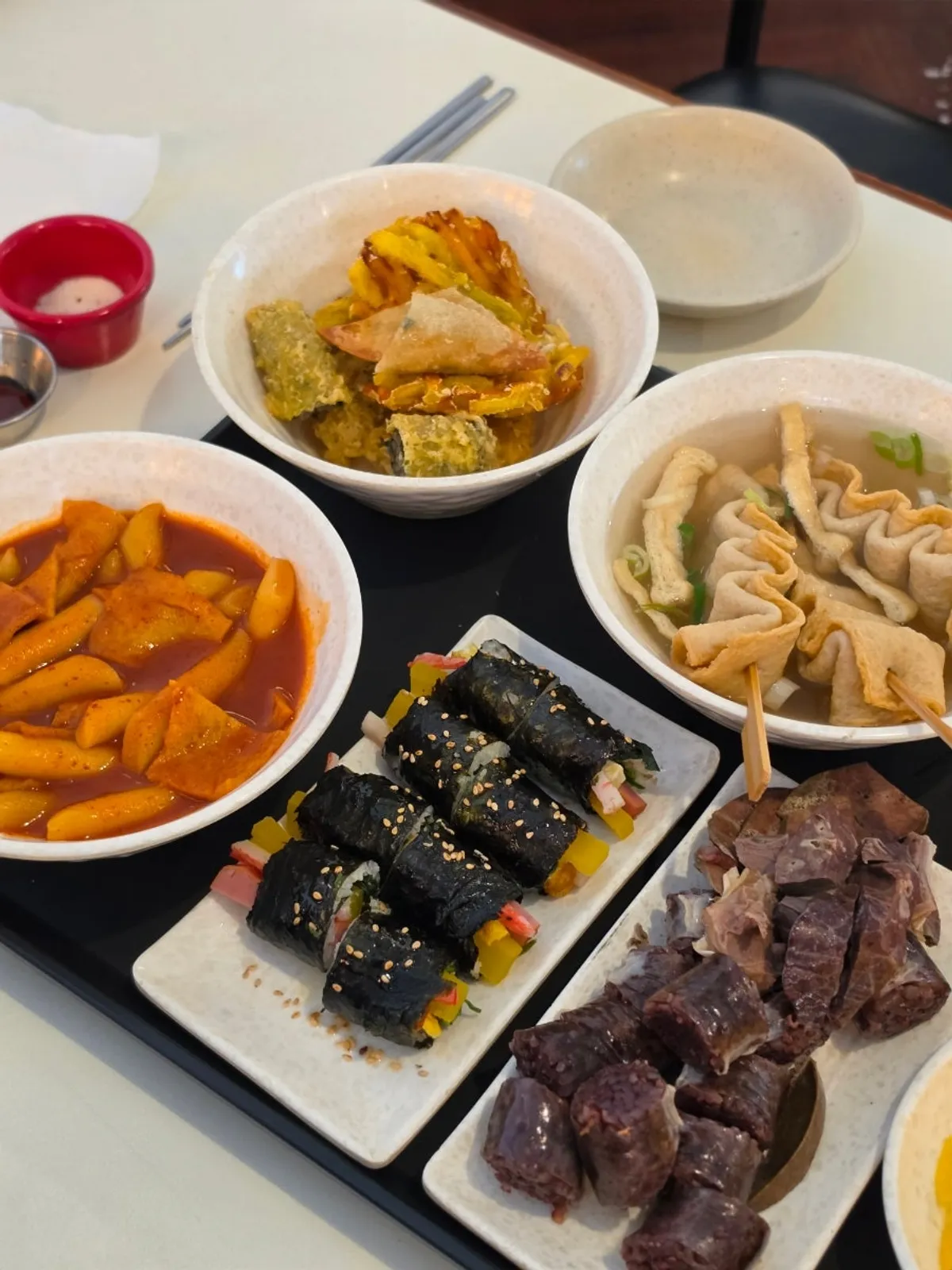 떡볶이 튀김 순대 김밥 어묵탕이 차려진 현선이 세트