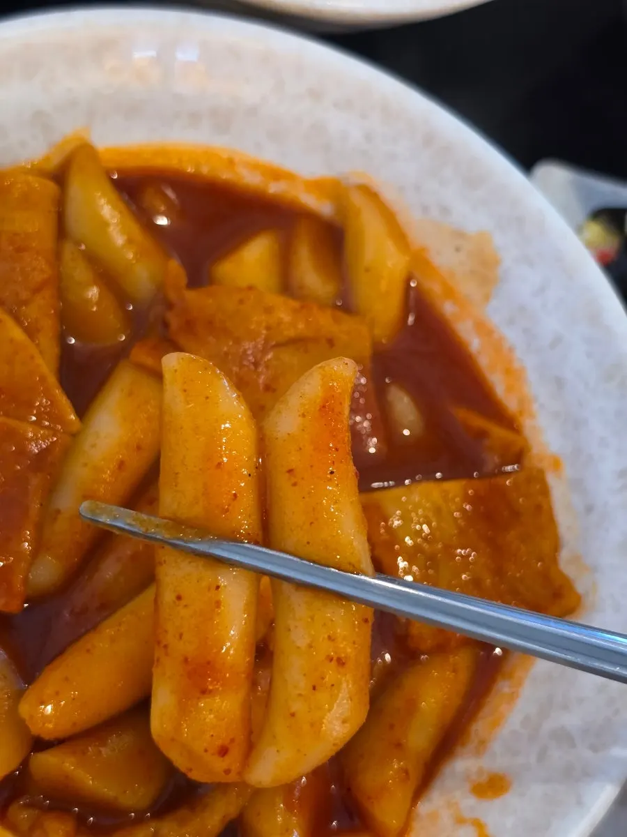 중간 맵기로 나온 밀떡 국물떡볶이