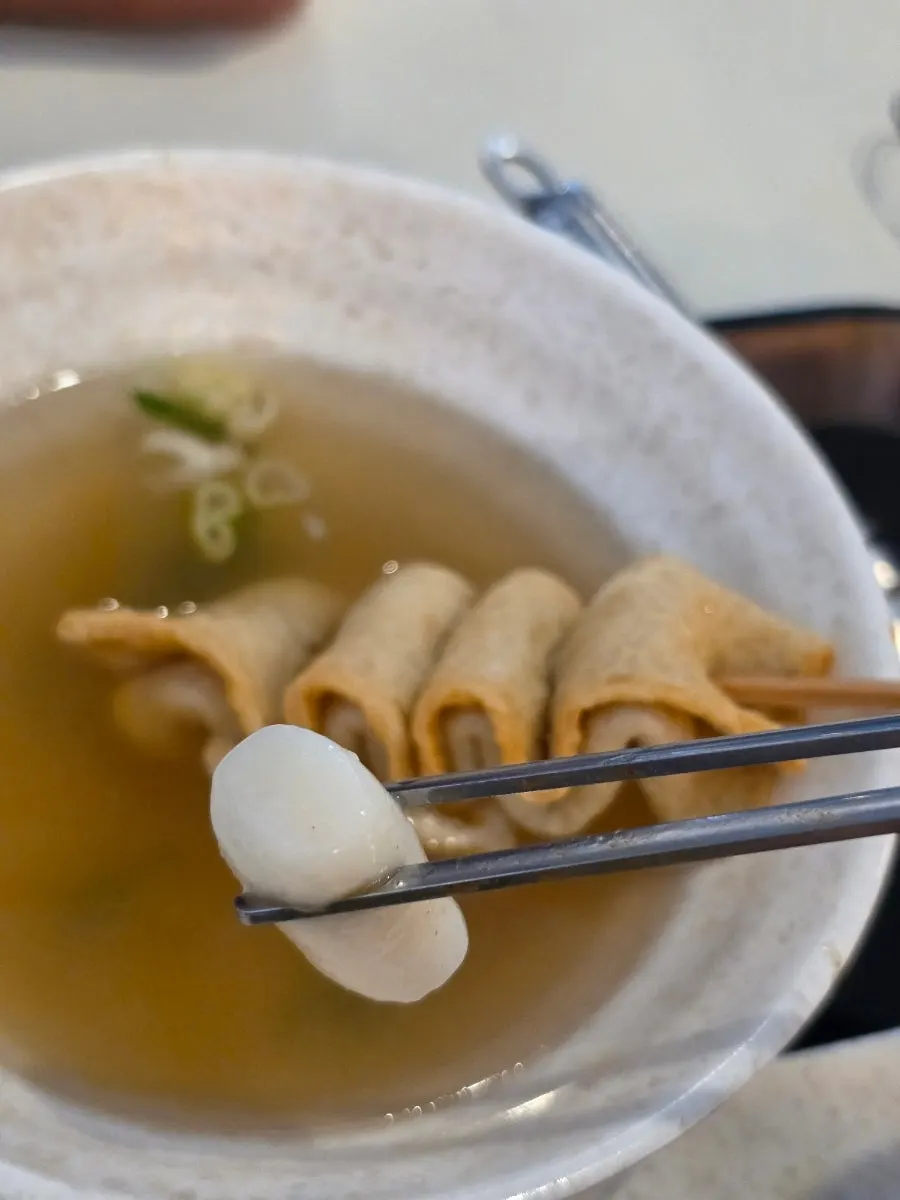 넉넉한 국물이 담긴 현선이네 떡볶이