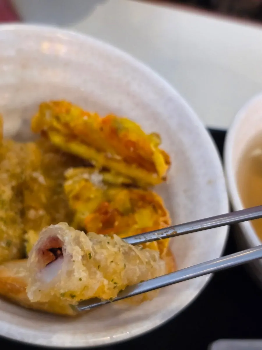 어묵꼬치 세 개와 물떡이 든 어묵탕