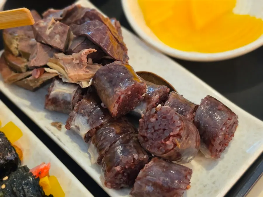 반으로 잘라 나온 모둠튀김 다섯 종류