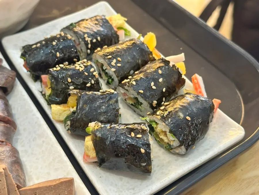 내장이 함께 나온 순대 접시