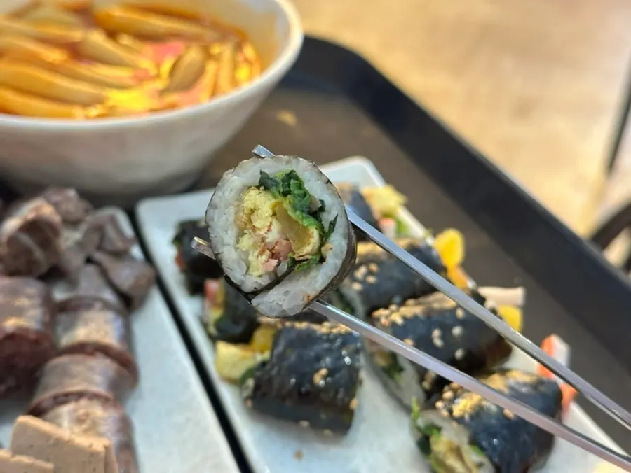 떡볶이 소스에 찍은 순대
