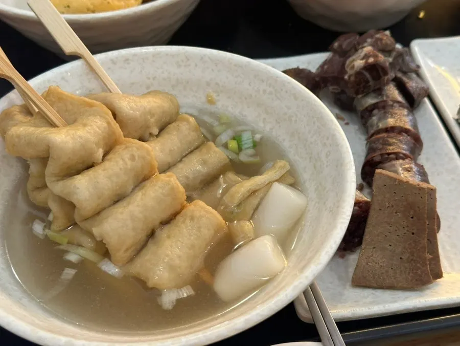 떡볶이와 함께 놓인 꼬마김밥