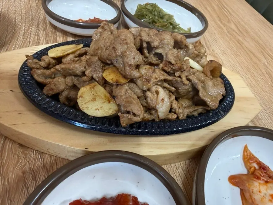 불맛 나는 제주 흑돼지불고기 접시