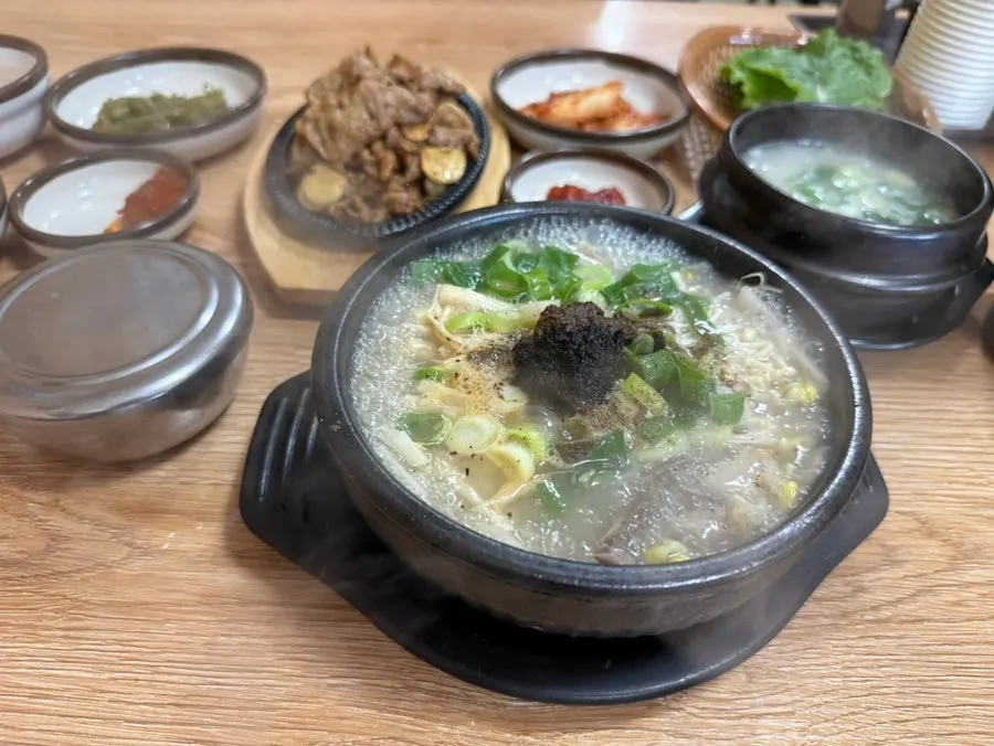 한우내장탕 뚝배기와 마늘