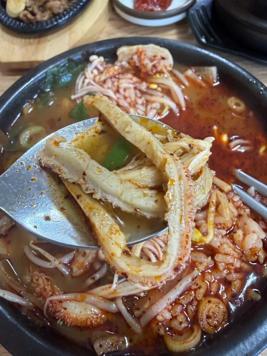 내장과 콩나물이 가득한 한우내장탕