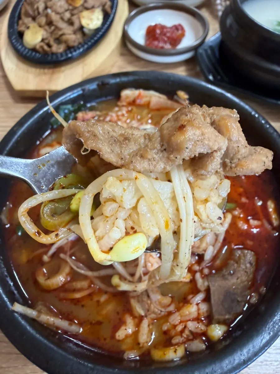 건더기를 건져 올린 한우내장탕