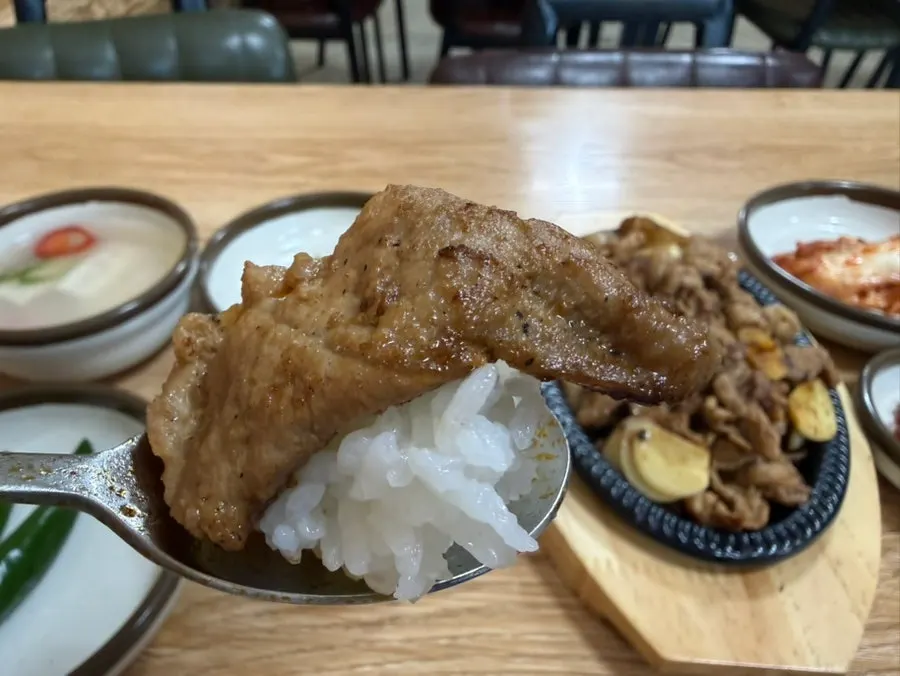 내장탕에 밥을 말아 넣은 뚝배기
