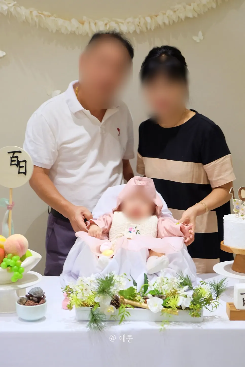 백일상 앞 아기 단독 컷