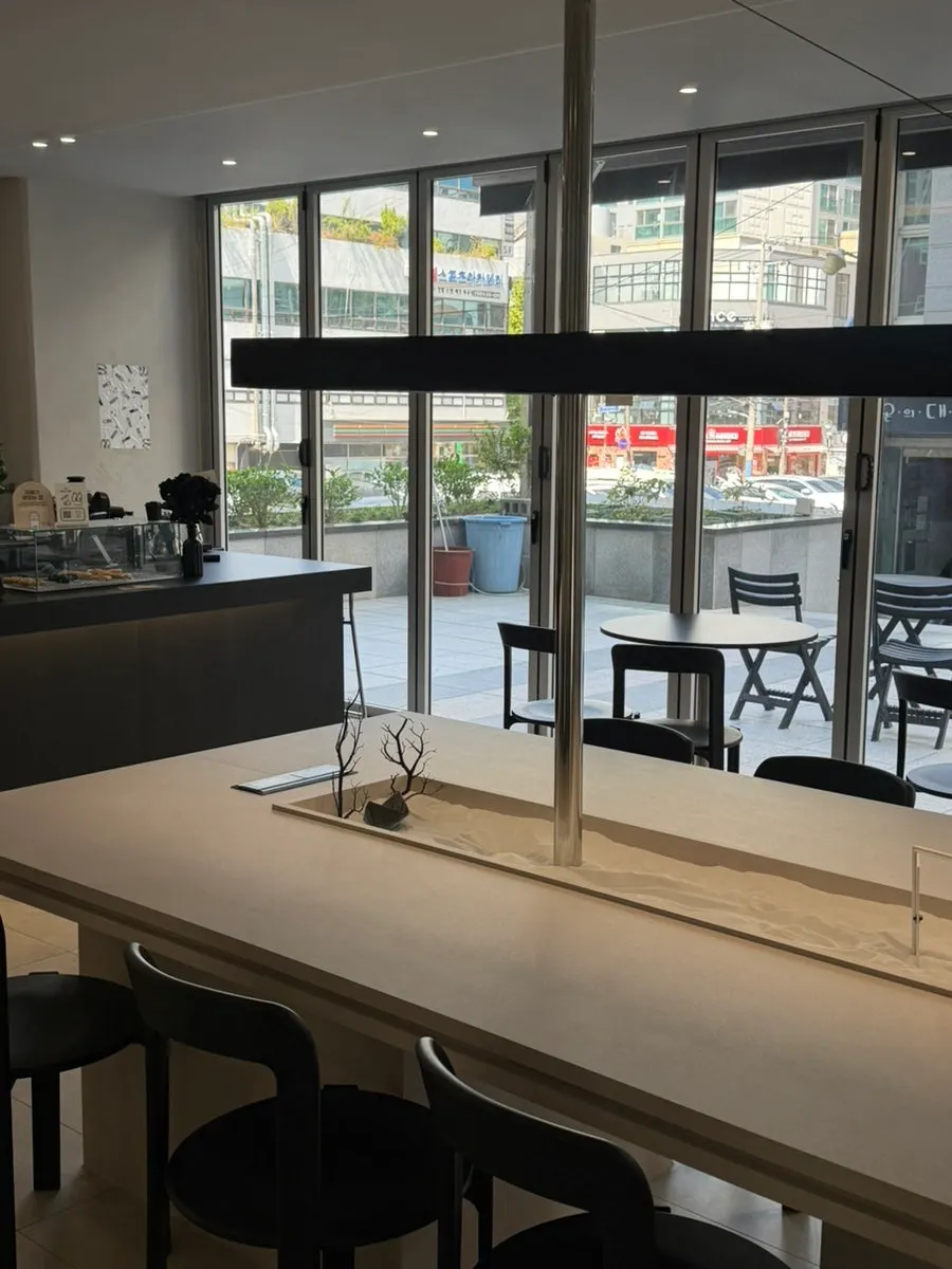 Black, gray and white toned interior of Ibaba Coffee