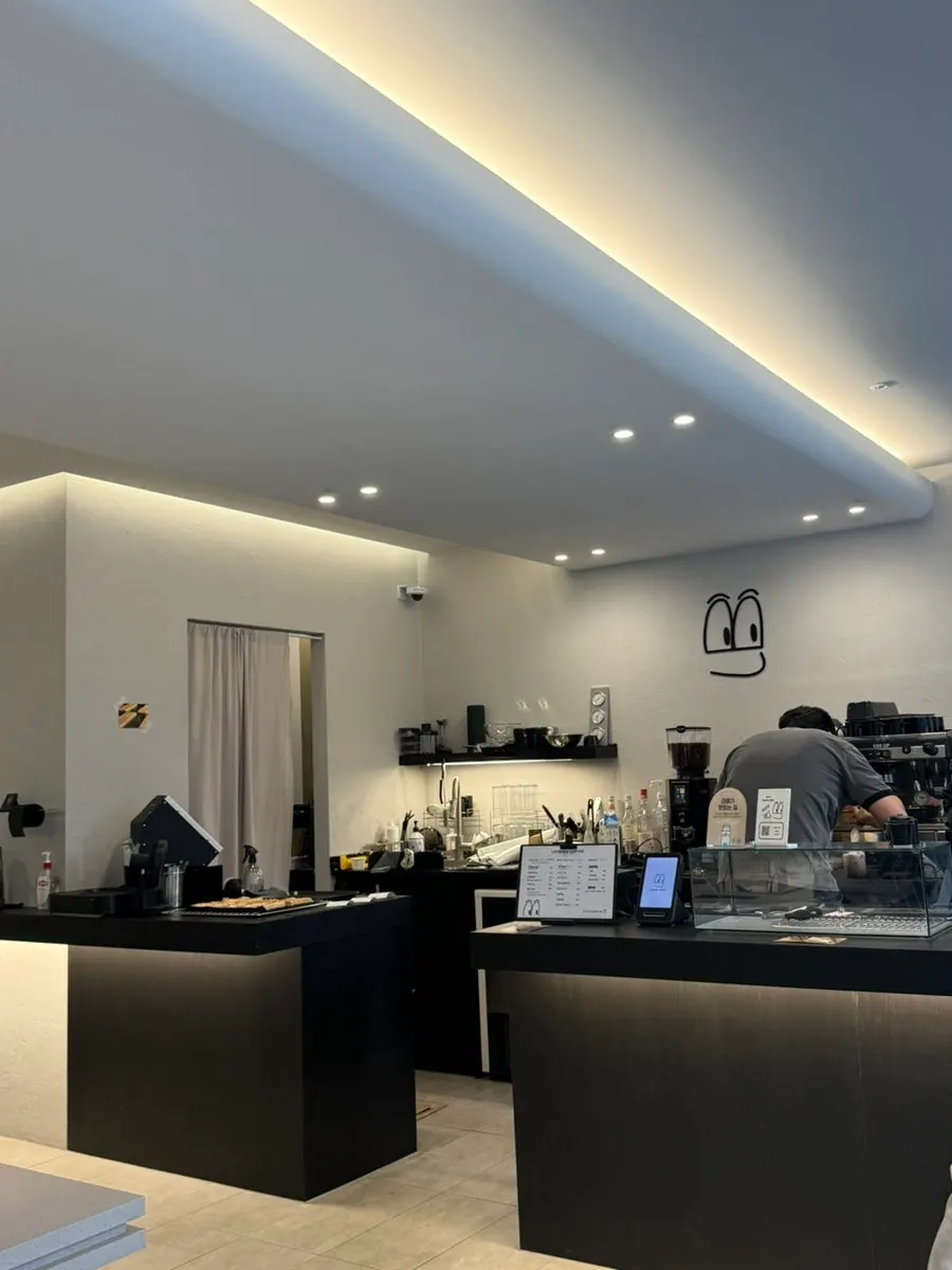 Overview of Ibaba Coffee's indoor seating