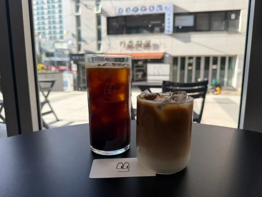 Decaf iced café latte and iced Americano