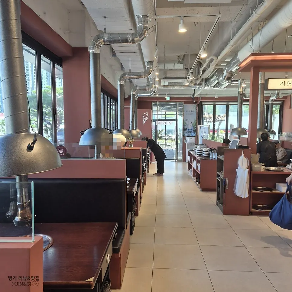 Spacious, clean interior of Neul Gogi Jip Icheon Main Branch