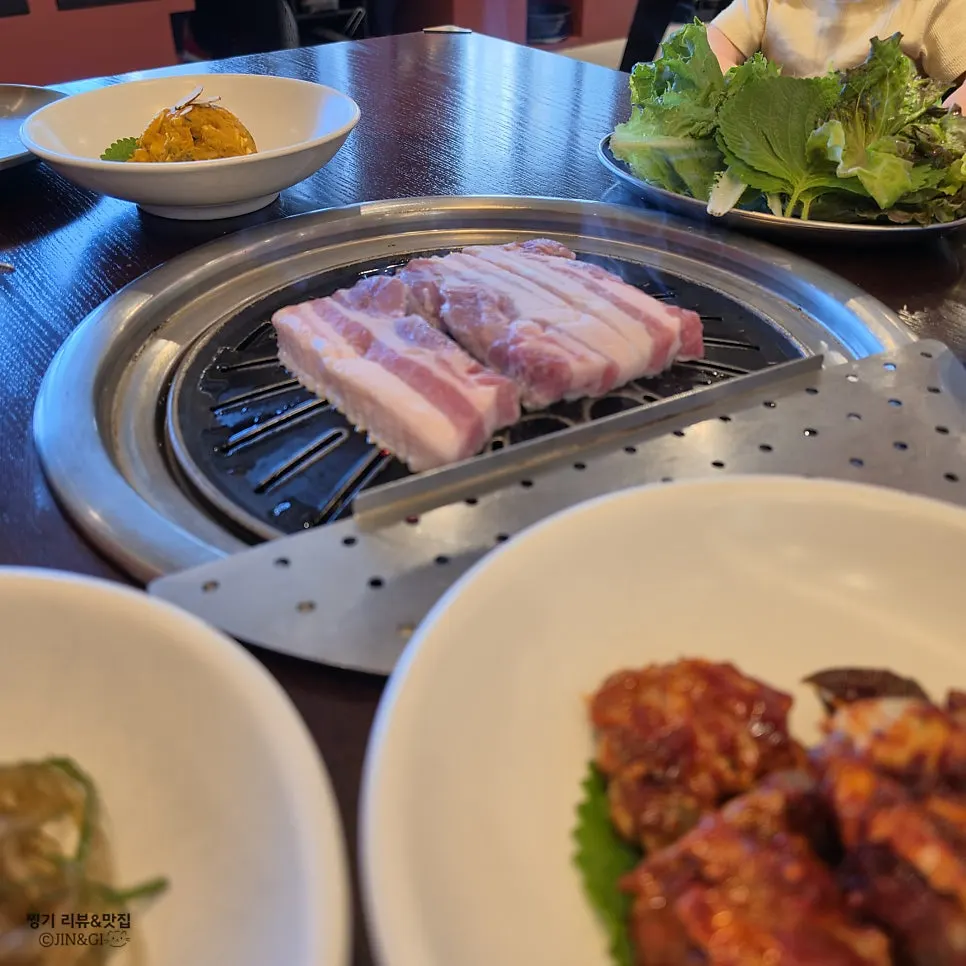 Charcoal-grilled fresh pork belly cooking