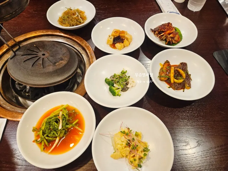 잡채와 연근, 가지조림 등 밑반찬 접시