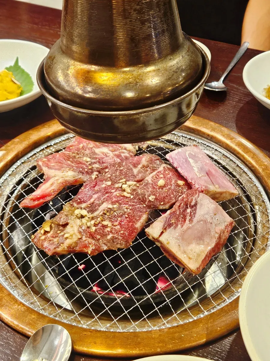 숯불 위에서 구워지는 누룩 양념 소갈비
