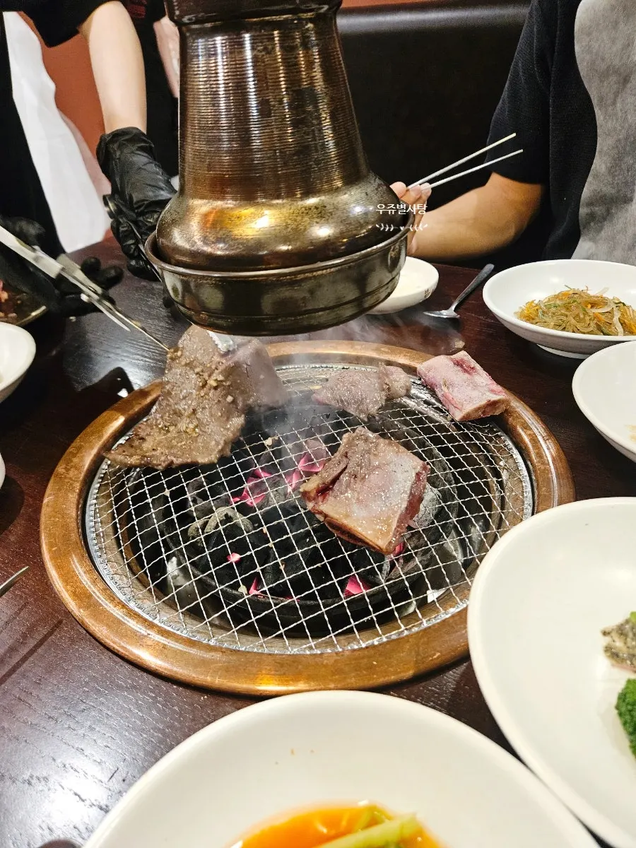 노릇하게 익어가는 숯불 양념 소갈비