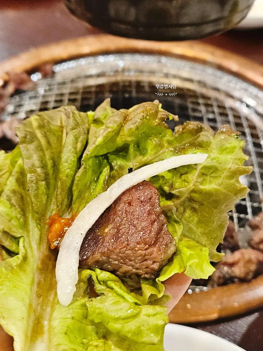쌈채소에 올린 숯불 소갈비