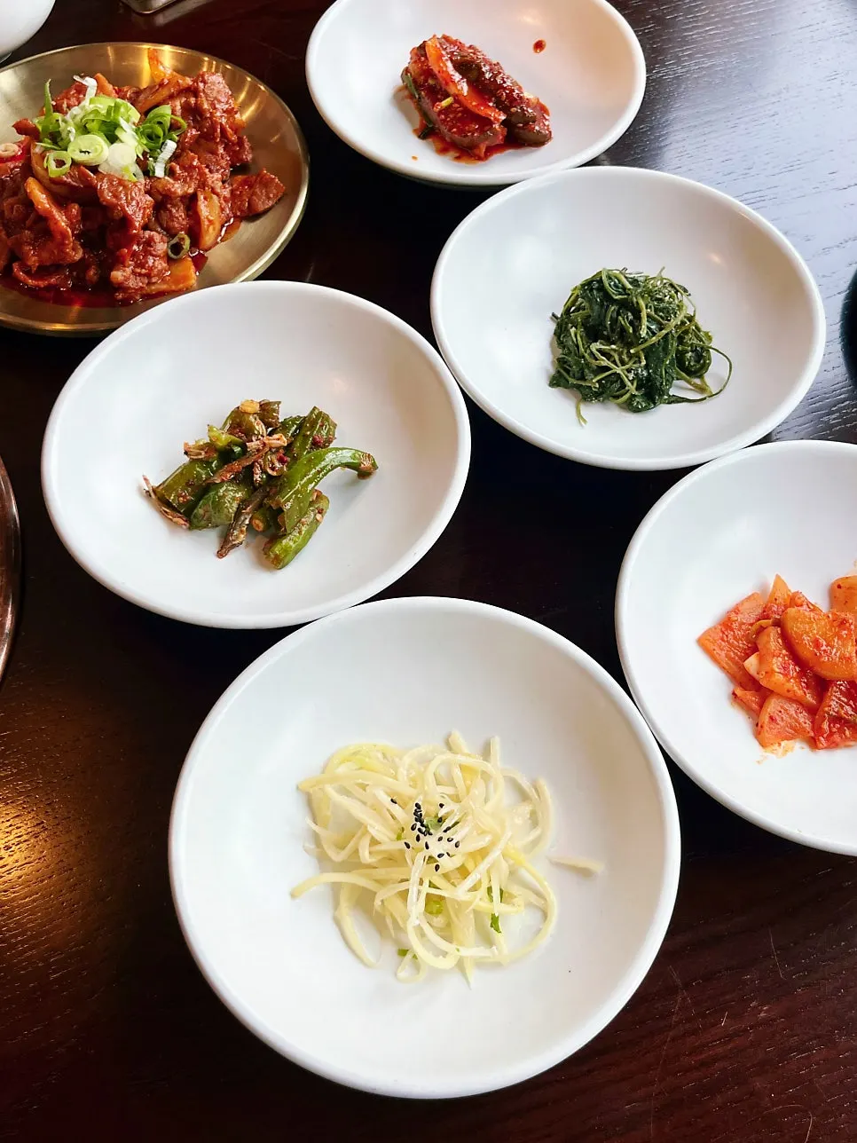 Neatly arranged master's side dishes