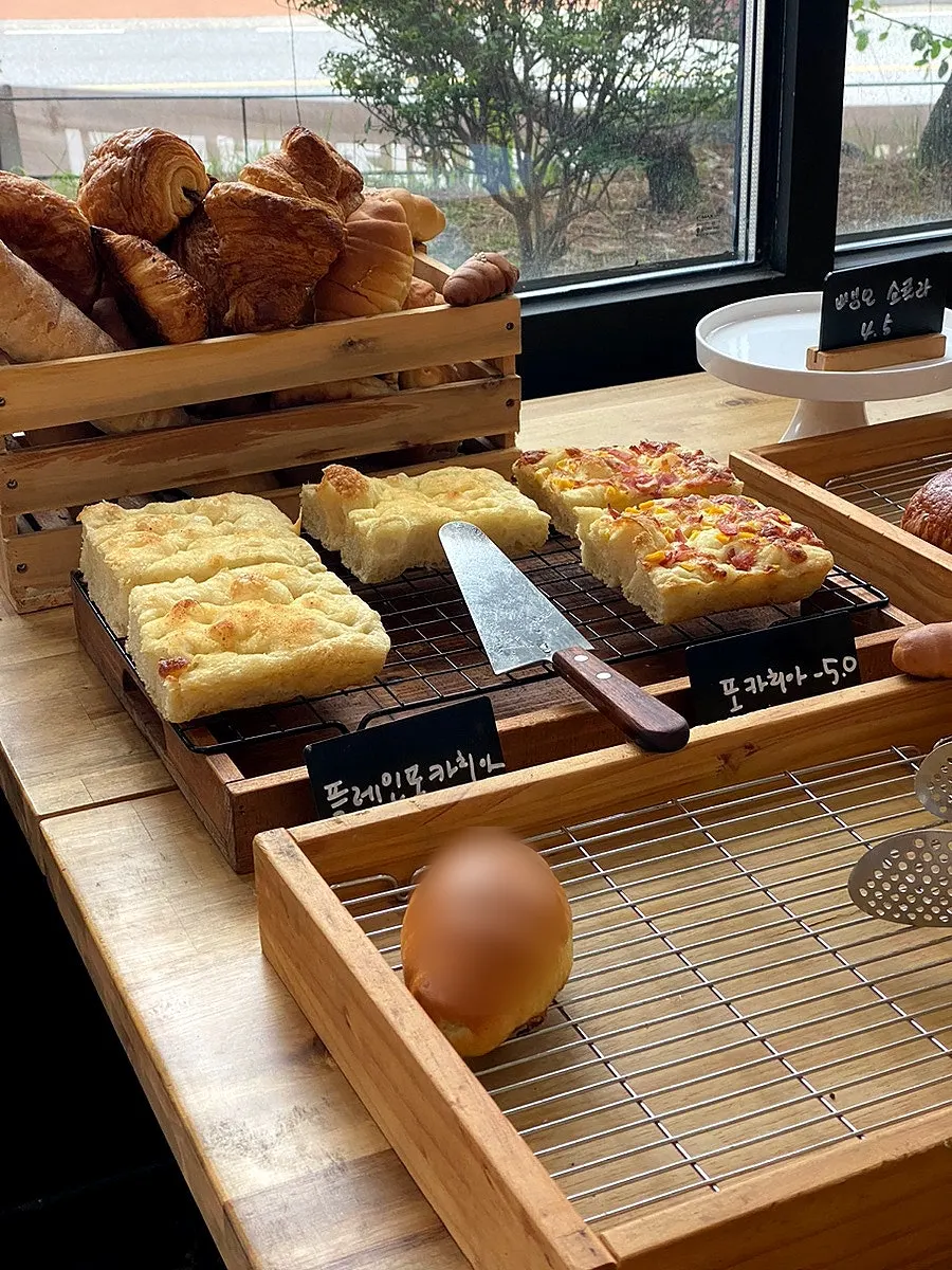 소금빵 등 빵 종류 진열 모습