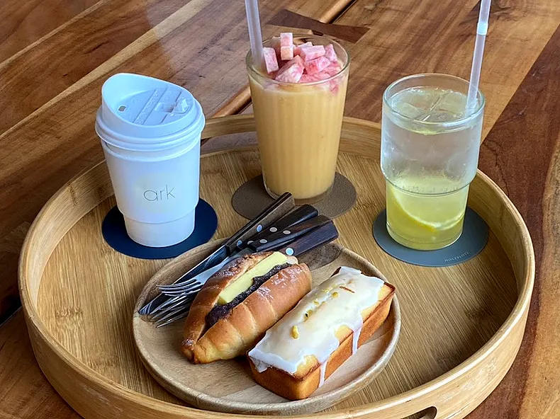 테이블에 차려진 음료와 빵 한 상