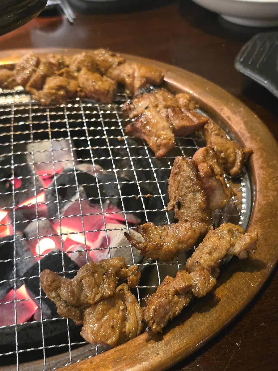 Grilled pork ribs scented with charcoal