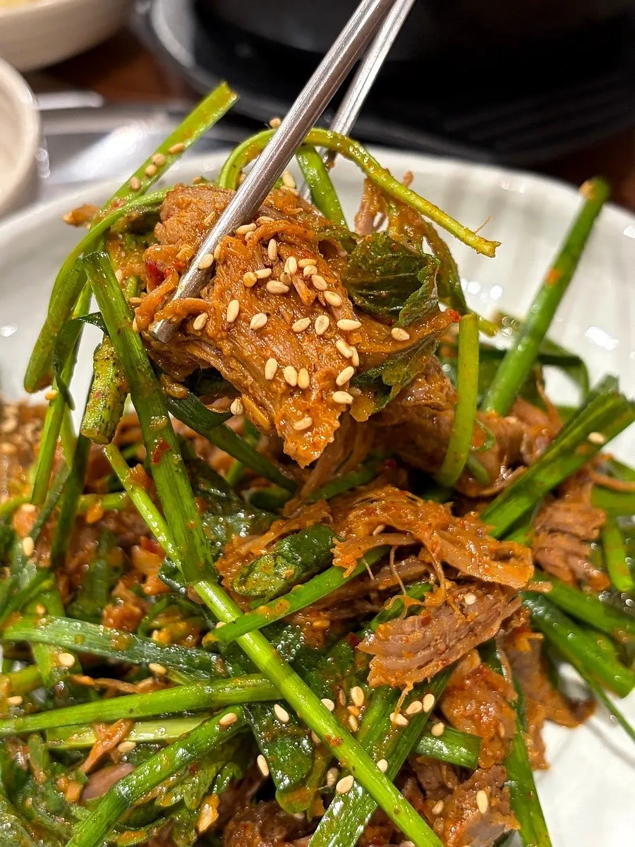 손으로 찢은 염소고기 맛보기 염소무침